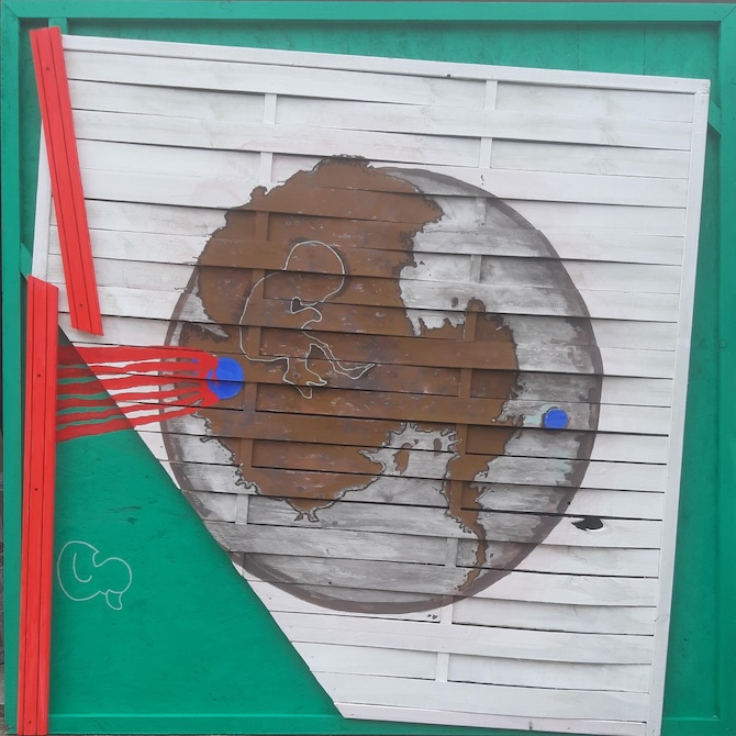34. hét – Az Anktarktisz lecsapolásán elúszó stilizált kacsa, vegyes technika (akril, leselejtezett fa kerítéstábla „zajvédőfal”), 200×200×5 cm, 2025
