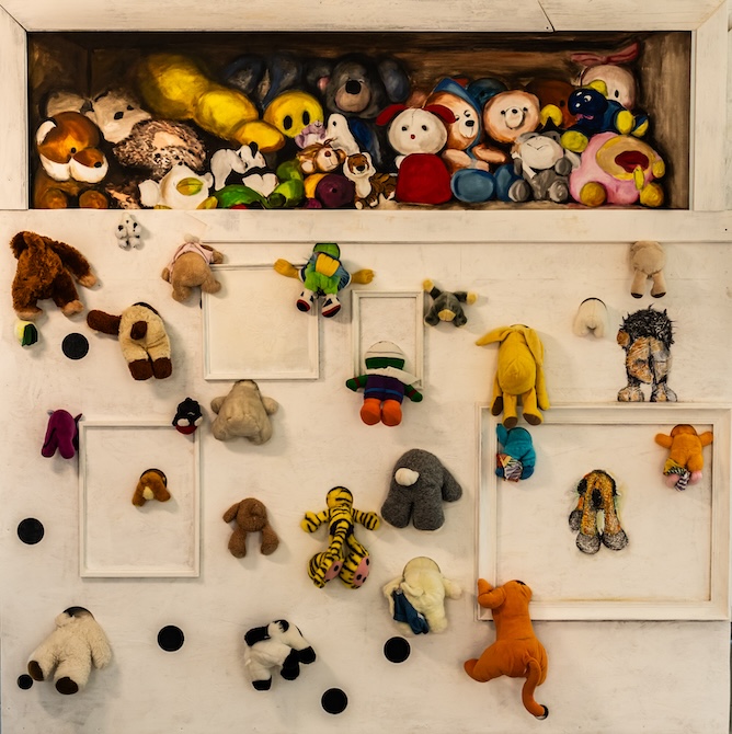 Búvó(jó)hely – (Kegyelem?), vegyes technika (akril, porpasztell, vászon, fa, plüssfigurák), 200×200 cm, 2024
