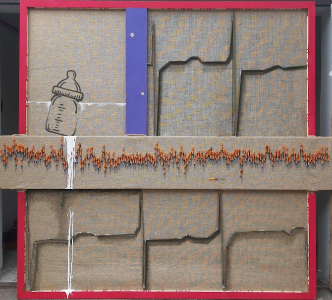Lilla NST – A szeretet 210 db megnyilvánulása, vegyes technika (fa, akril, juta, textil, fém, injekciós fecskendő, drót, rajzszén), 200×200×5 cm, 2025