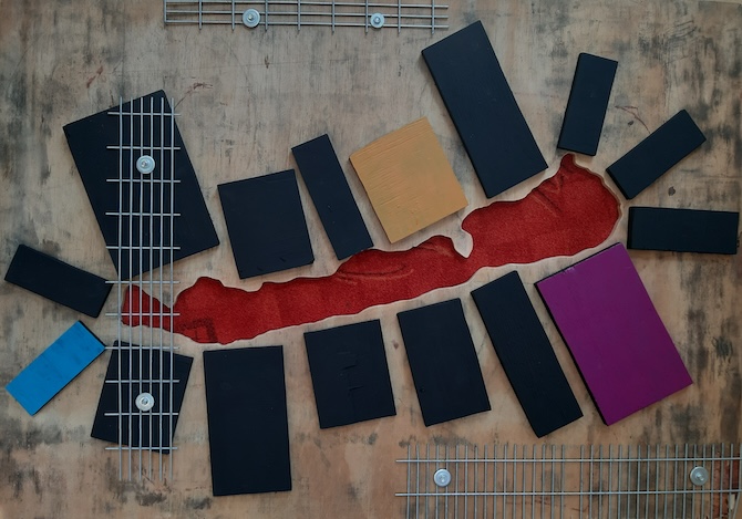 Mindenki szereti a tortát!, vegyes technika (fa, akril, rétegelt lemez, textil, fémháló), 82×116 cm, 2023