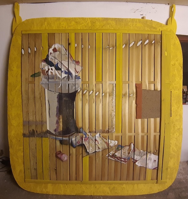Mivé lettél Pangea?, vegyes technika (akril, leselejtezett fa kerítéstábla „zajvédőfal”, perforált lemez), 200×220×15 cm, 2025